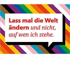 Das Bild zeigt einen Stapel Postkarten, die auf der Rückseite liegen und neben dem Logo der BZgA und von LIEBESLEBEN die Kontaktdaten der Telefon- und Onlineberatung zu sexueller und geschlechtlicher Vielfalt sowie zum Schutz vor Konversionsbehandlungen z