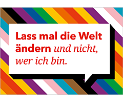 Das Bild zeigt einen Stapel Postkarten, die auf der Rückseite liegen und neben dem Logo der BZgA und von LIEBESLEBEN die Kontaktdaten der Telefon- und Onlineberatung zu sexueller und geschlechtlicher Vielfalt sowie zum Schutz vor Konversionsbehandlungen z