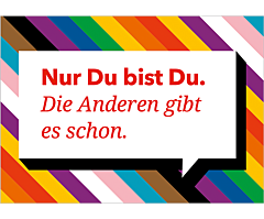 Das Bild zeigt einen Stapel Postkarten, die auf der Rückseite liegen und neben dem Logo der BZgA und von LIEBESLEBEN die Kontaktdaten der Telefon- und Onlineberatung zu sexueller und geschlechtlicher Vielfalt sowie zum Schutz vor Konversionsbehandlungen z